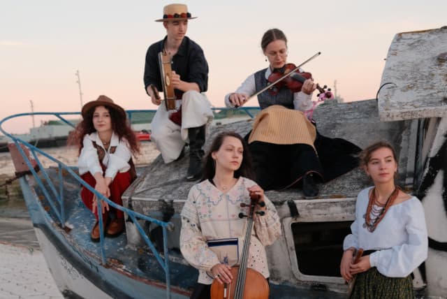 BAILES DO CORETO: “LITÁ FOLK BAND”